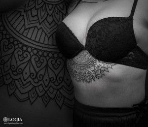 tatuaje-mandala-underboobs-logia-barcelona-foteev 
